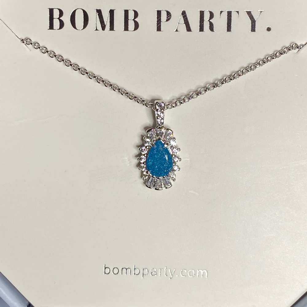 Gorgeous sparkly sapphire stone, silver necklace